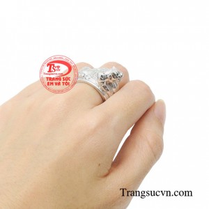 Thiết kế hiện đại trẻ trung khiến cho chiếc nhẫn trở nên nổi bật và thu hút sự chú ý của mọi người