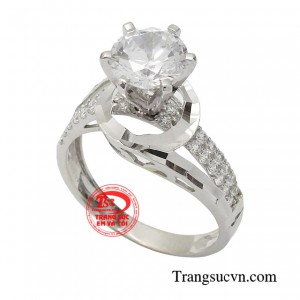 Không chỉ làm tăng sự sang trọng, quý phái cho diện mạo, mà việc đeo trên mình món trang sức này còn giúp thể hiện vị thế và làm nổi bật cốt cách, đẳng cấp của người đeo chúng một cách độc đáo. 