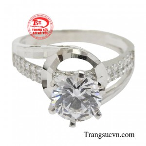 Chính sự thu hút ấy dễ dàng khiến chị em phải mê mẩn trước ánh hào quang lấp lánh từ viên đá đầy mê hoặc. 