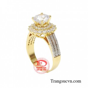 Mặt nhẫn lunh linh dưới ánh sáng trông vừa cao cấp, vừa sành điệu