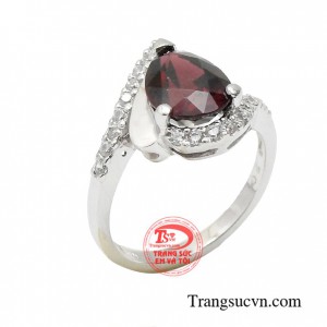 Nhẫn nữ garnet kiêu sa được thiết kế sang trọng là món đồ trang sức yêu thích của các bà, các mẹ
