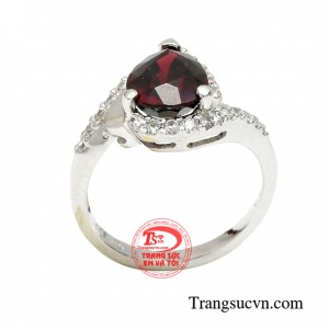 Đá garnet có ánh sáng thủy tinh tuyệt đẹp làm cho nó trở thành viên đá đẹp nhất mà bạn từng thấy