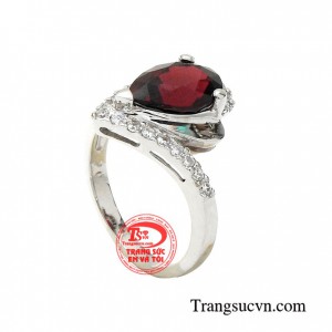 Theo quan niệm của người Á Đông màu đỏ là màu tượng trưng cho may mắn cho người đeo