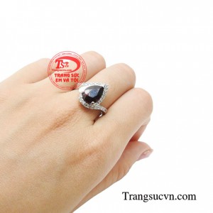 Nhẫn nữ garnet kiêu sa được thiết kế sang trọng