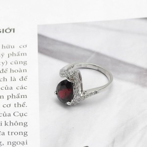 Đá garnet có ánh sáng thủy tinh tuyệt đẹp làm cho nó trở thành viên đá đẹp nhất mà bạn từng thấy