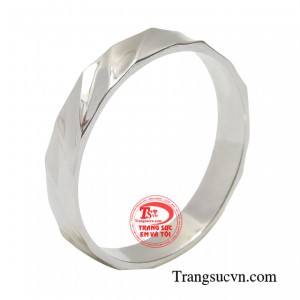 Nhẫn nữ phong cách vàng trắng phù hợp với những cô nàng cá tính, mạnh mẽ và phóng khoáng. 