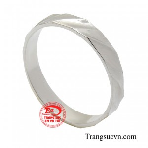 Chiếc nhẫn không họa tiết cầu kỳ nhưng mang một tinh thần lạc quan, ấn tượng của những cô gái trẻ. 