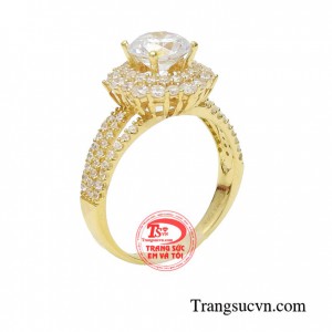 Nhẫn nữ sành điệu được thiết kế theo phong cách độc đáo, thanh lịch với chất liệu vàng tinh xảo giúp phái đẹp tăng thêm phần thanh lịch