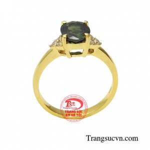 Đá sapphire được coi là viên đá của vương quyền, trí tuệ và là viên đá gắn với tình yêu, lòng thủy chung nên người ta thường chọn sapphire làm nhẫn đính hôn