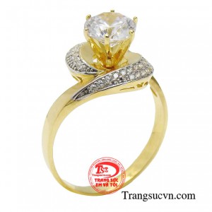 Nhẫn nữ thời thượng kiêu sa thêm phần quý phái, tựa một quý cô chính hiệu. 