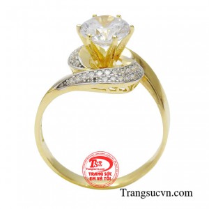 Thiết kế của nhẫn nữ phản chiếu sự tinh tế trong cách sắp đặt các viên đá Cz lấp lánh, khiến sản phẩm trở nên rực rỡ và sang trọng.​​​​​​​ 