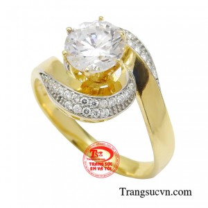 Chính bởi vẻ đẹp thu hút và lấp lánh của chiếc nhẫn mà khi chúng kết hợp lại cùng với các trang phục đơn sắc đã tạo nên vẻ đẹp kiêu sa cho phái nữ.