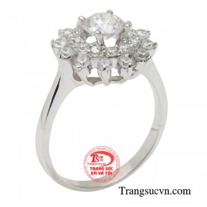 Nhẫn nữ thời trang vàng trắng mang đến vẻ đẹp ngọt ngào, duyên dáng cho phái đẹp.