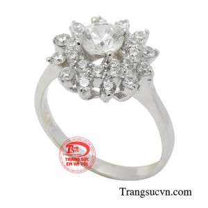 Tthiết kế sang trọng giúp các cô nàng thêm phần quyến rũ và gợi cảm.