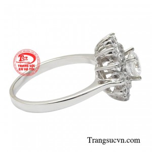 Chẳng những vậy chiếc nhẫn nữ vàng trắng còn mang đến những hơi thở trẻ trung phù hợp với nhiều đối tượng từ những cô gái trẻ hiện đại hay cả những ai yêu thích sự tinh tế giản đơn mà vẫn tôn lên nét thanh lịch, quyến rũ.