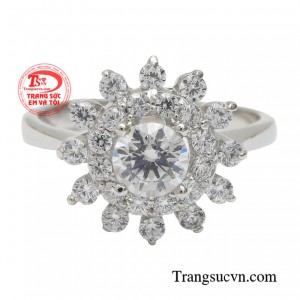 Chiếc nhẫn nữ chiếm trọn cảm tình của phái đẹp bởi sự quý phái hiện hữu trong từng đường nét tinh tế, sáng bừng nét kiêu sa.