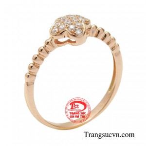 Nhẫn nữ vàng hồng đài các giúp bạn có được vẻ ngoài ăn điểm mà không tốn nhiều thời gian chăm chút ngoại hình.