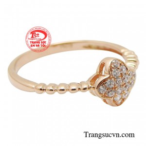 Sở hữu chiếc nhẫn trên tay có họa tiết bắt mắt và thu hút giúp bạn trở nên dịu dàng hơn bao giờ hết.