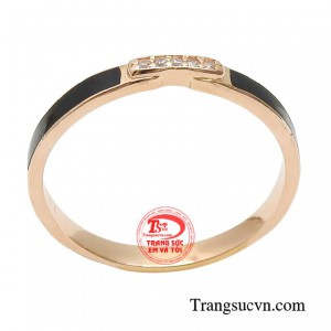 Sản phẩm với thiết kế tối giản, trẻ trung vô cùng tinh tế mang đến cho nàng vẻ đẹp cá tính mà không kém phần điệu đà. 