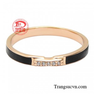 Sẽ thật thiếu sót nếu bạn bỏ qua một món phụ kiện đơn giản nhưng lại dễ dàng ghi điểm trong mắt người đối diện