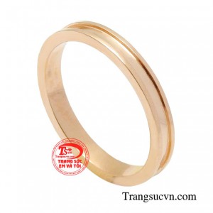 Chiếc nhẫn với thiết kế đơn giản rất phù hợp khi đeo nhiều lớp nhẫn, tạo nét chấm phá ấn tượng cho người đeo.