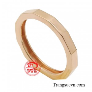 Chiếc nhẫn với nét thiết kế góc cạnh vô cùng đặc sắc rất thích hợp để diện cùng những bộ đồ cá tính thời thượng.