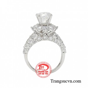 Dưới bàn tay tài hoa của người thợ chế tác, chiếc nhẫn vàng trắng kết hợp cùng những viên đá cz lấp lánh mang đến vẻ đẹp sang trọng, quý phái