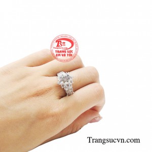 Chiếc nhẫn vàng trắng kết hợp cùng những viên đá cz lấp lánh mang đến vẻ đẹp sang trọng, quý phái