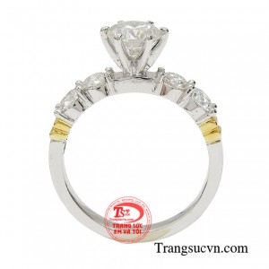 Chiếc nhẫn có thiết kế ổ đá cao thường được sử dụng làm nhẫn đính hôn. 