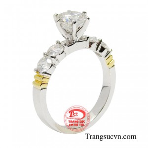 Nhẫn nữ vàng trắng tình yêu mang lại rất nhiều ý nghĩa và là ký ức không thể quên của bất cứ ai trong đời. 