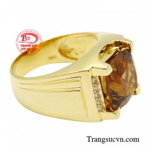 Nhẫn thạch anh phú quý được thiết kế mạnh mẽ đầy nam tính, rất phù hợp để diện cùng những bộ trang phục lịch lãm. 