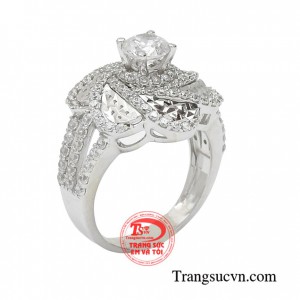Nhẫn vàng trắng đài các mang đến vẻ đẹp sang trọng, tinh tế dành cho phái đẹp