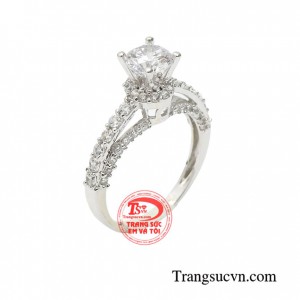 Nhẫn vàng trắng lấp lánh là món quà mà các chị em đều muốn được nhận trong các dịp lễ