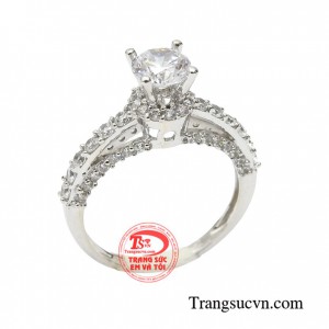 Sản phẩm được thiết kế kiểu dáng độc đáo hiện đang là xu hướng thời trang hiện đại giúp mọi cô gái trở nên thu hút trong mắt người đối diện