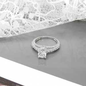 Nhẫn vàng trắng lấp lánh