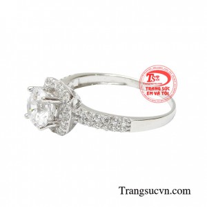 Nhẫn vàng trắng thuần khiết  mang đến vẻ đẹp nữ tính và duyên dáng của một cô nàng hiện đại