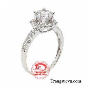 Nhẫn vàng trắng thuần khiết mang đến vẻ đẹp nổi bật, tạo dấu ấn riêng cho người dùng