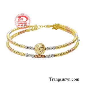 Vòng tay nhập khẩu sang trọng được thiết kế tinh xảo với nhiều phay sáng giúp đôi bàn tay đẹp và sang hơn