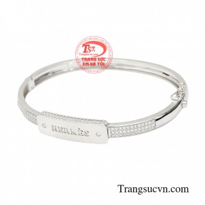 Nếu bạn là một cô nàng cá tính, yêu thích sự mới lạ thì rất hợp với kiểu thiết kế vòng tay bản to