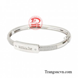 Trang phục của bạn sẽ trông nổi bật hơn nếu kết hợp cùng các phụ kiện trang sức