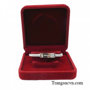 Vòng tay vàng trắng sang trọng mang lại sự sang trọng và thể hiện sự đẳng cấp thời trang