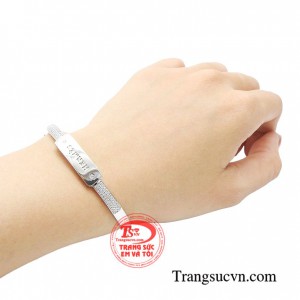 Một chiếc vòng với kiểu dáng đẹp, hiện đái sẽ giúp bạn tự tin hơn khi ra ngoài