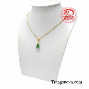 Điểm nhấn của sản phẩm chính là viên cẩm thạch xanh tạo cảm giác tươi mới, dịu mát nổi bật trước đám đông