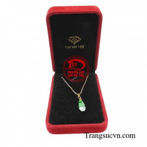 Điểm nhấn của sản phẩm chính là viên cẩm thạch xanh tạo cảm giác tươi mới, dịu mát nổi bật trước đám đông