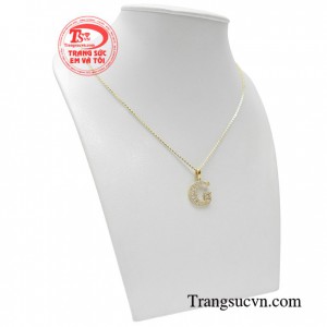 Điểm nhấn của bộ trang sức này là mặt dây chuyền được đính đá cao cấp sáng lấp lánh tạo sức hút cho phái đẹp