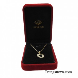 Điểm nhấn của bộ trang sức này là mặt dây chuyền được đính đá cao cấp sáng lấp lánh tạo sức hút cho phái đẹp