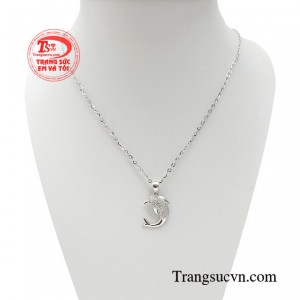 Bộ dây chuyền cá heo sắc sảo dành riêng cho các cô gái yêu thích phong cách trẻ trung. 