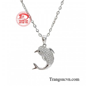 Chị em hoàn toàn có thể xây dựng phong cách trẻ trung và thời thượng, nhưng vẫn đảm bảo được nét thanh lịch với món trang sức này.