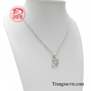 Chẳng những vậy, đây còn là món trang sức hữu dụng xóa tan vẻ ngoài nhạt nhẽo.