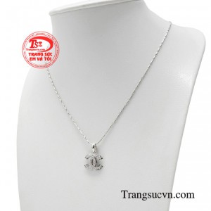 Bộ trang sức như làn gió mới tỏa sáng đầy tự tin, sẵn sàng đưa bạn trở thành tâm điểm của sự chú ý. 